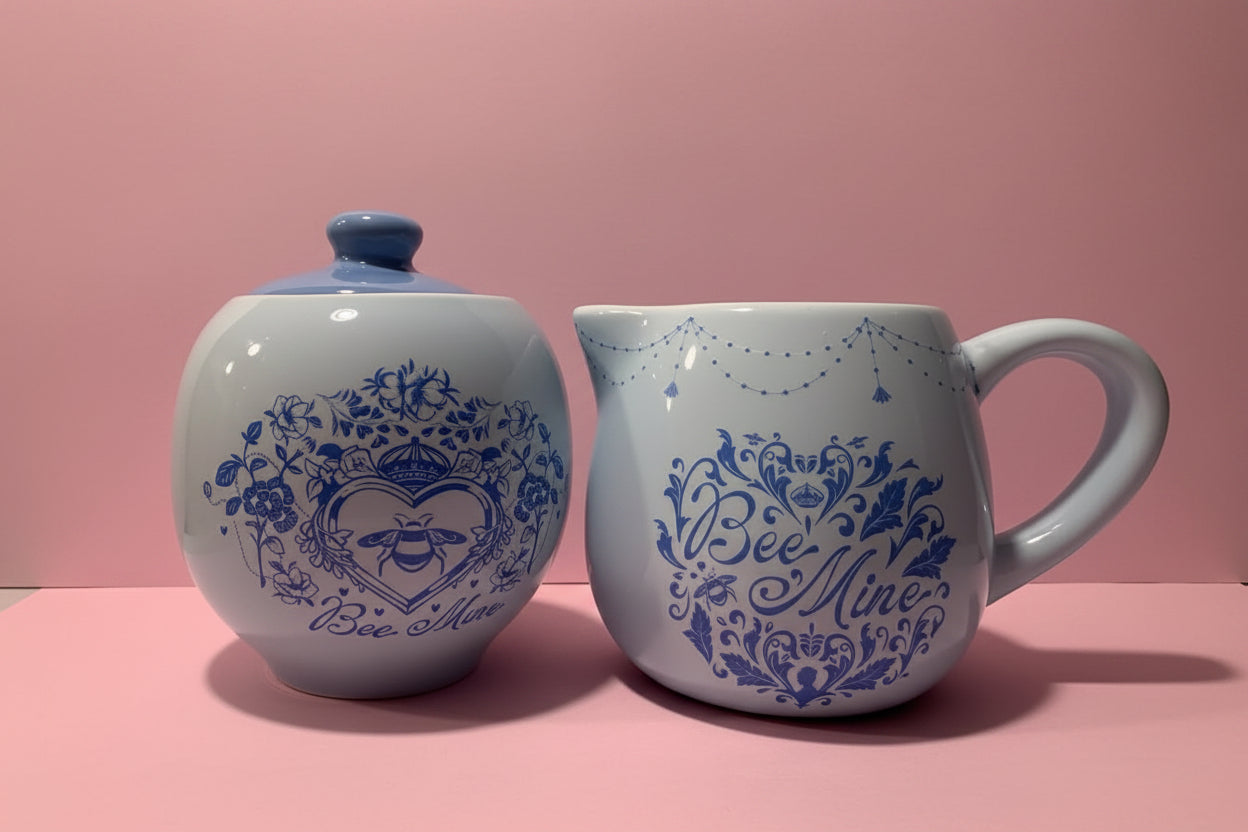 Sugar set and creamer/Set de azucarera y cremera .