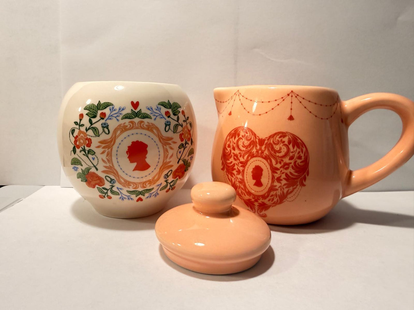 Sugar set and creamer/Set de azucarera y cremera.
