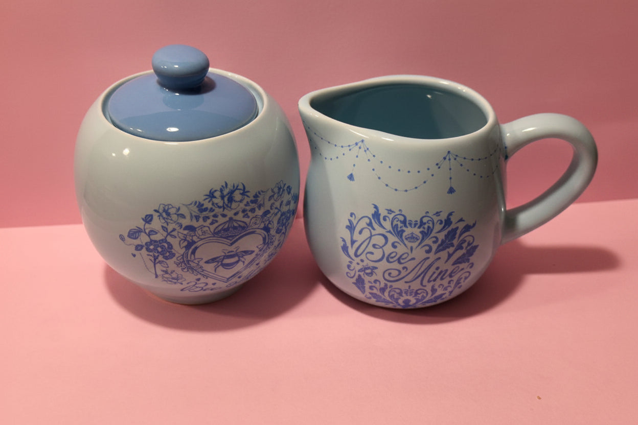 Sugar set and creamer/Set de azucarera y cremera .